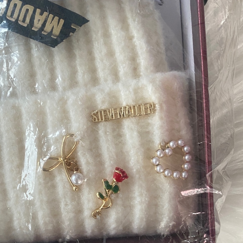 Steve Madden Ivory Ribbed Knit Beanie with Pom & Jewelry Accents NIB - Picture 3 of 3